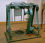 Macchina per stampa meccanica in caratteri braille costruita a Londra all'inizio del Novecento